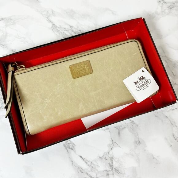 COACH POPPY CONTINENTAL WALLET BEIGE TAN GOLD WITH BOX AND ORIGINAL TAGS - Picture 2 of 5